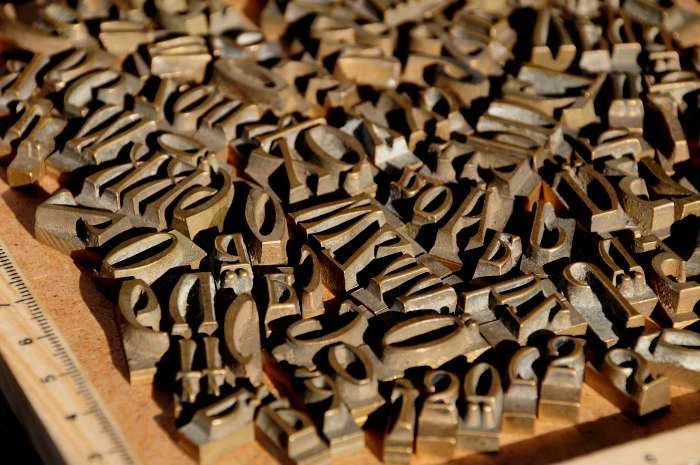 Konvolut Messinglettern Buchbinden Messingschrift Prägeschrift Heißprägung alt .