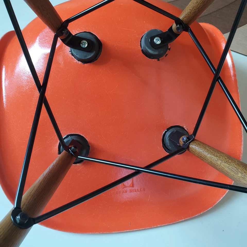 Silla vintage Herman Miller Eames roja naranja con carcasa lateral base de pasador de nogal Foto 2 de 4