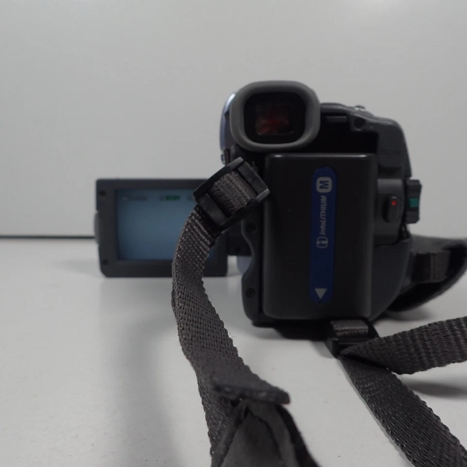 Sony Digital Handycam DCR-TRV19E Mini-DV Video Camera Camcorder w/Accessories - Image 4 of 4
