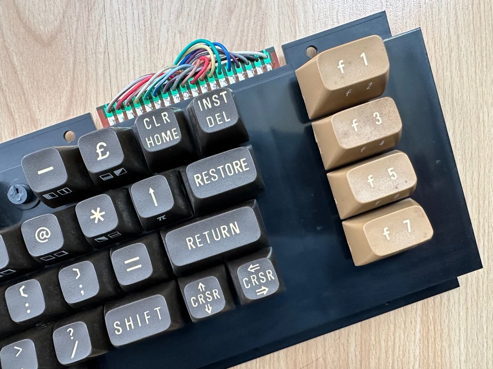 Commodore VIC 20 Tastatur + Schrauben, Defekt #01 25 - Bild 3 von 4