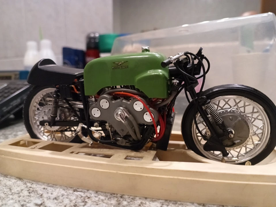 Moto Guzzi PROTAR 500 grand Prix 8 cilindri scala 1:9 con teca - anni 60 - Immagine 4 di 4