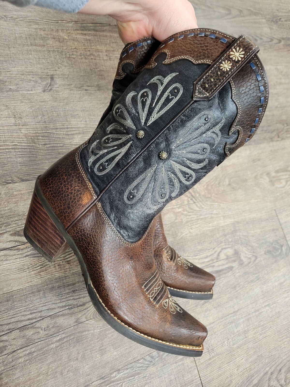 ARIAT Women's 10004577 Embroidered Studded Distressed Leather Cowboy