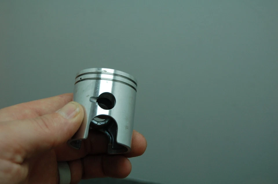 PISTÓN SUZUKI 12140-46610-100 GENUINO NUEVO DE STOCK +1,00 RM60 DE GRAN TAMAÑO 1979-1983 DE FÁBRICA Foto 4 de 4