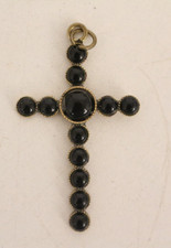 Trauerschmuck Kreuz Kettenanh&auml;nger Kruzefix um 1900 antik schwarze Steine Cross