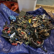 Toy Soldiers And Other Figures  Plastic 