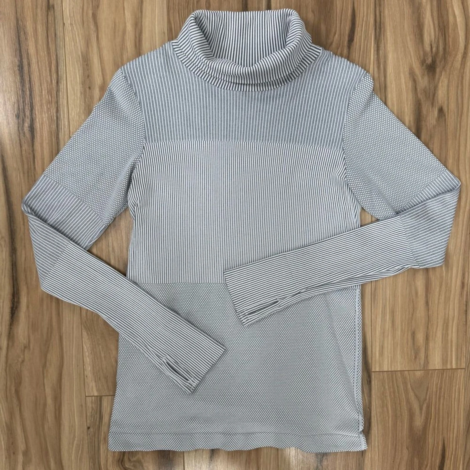 Athleta Womens M Flurry Base Layer Turtleneck White Stripe Athleisure Stretch
