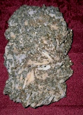 Minerall Pyrit, auch bekannt als Eisenkies oder  Katzengold .