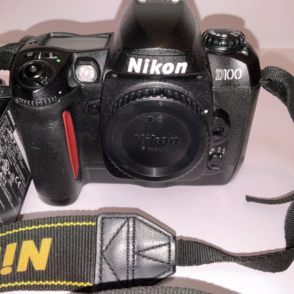 Cámara Nikon D100 SLR con correa original y cargador de batería Dos baterías Foto 2 de 4