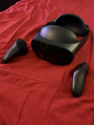 Meta Quest Pro Virtual Reality Headset With Pro Controllers, Read Description￼