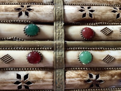 Ancienne boîte à bijoux faite main d'Inde en os de chameau, incrustée