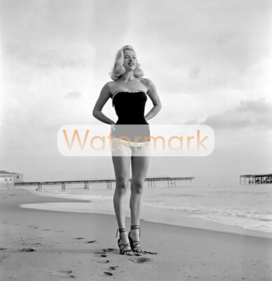 DIANA DORS Blonde Bombshell BEACH TIPPY TOES ** Pro Pigment Photo (8.5''x11'')