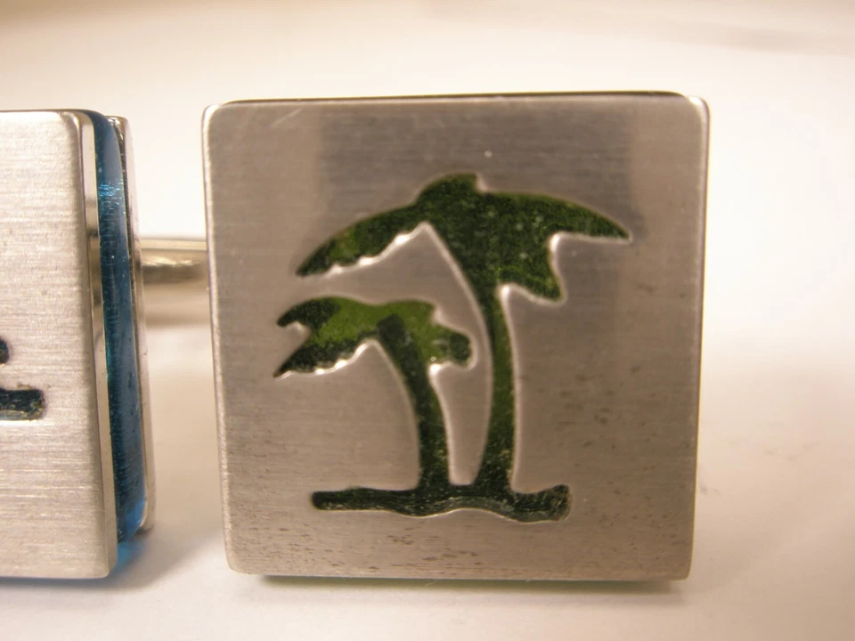 Gemelos modernos de palmeras verdes y olas azules surf vacaciones mar playa isla Foto 4 de 4