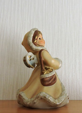 Goebel Engel in Kapuzenmantel mit Muff - Champagner