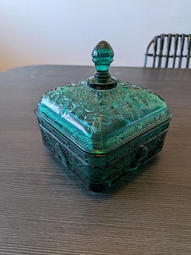 VINTAGE INDIANA SPRUCE GREEN GLASS HONEY BEE HIVE FOOTED CANDY DISH W/LID, TIARA