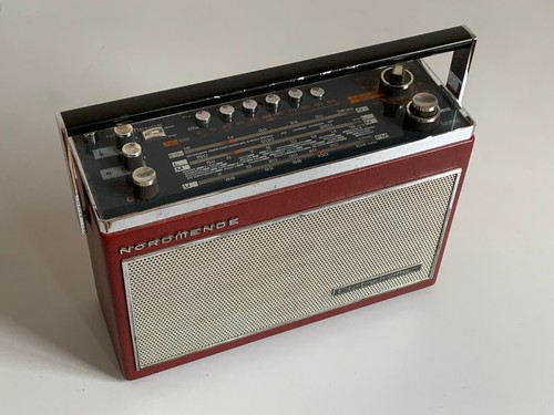 Altes Kofferradio von Nordmende, Modell Globetrotter, Rot/Silber