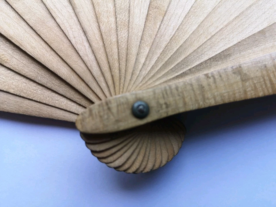 Hübscher antiker Handfächer aus Holz mit Bund & Lochmuster  - Bild 2 von 4