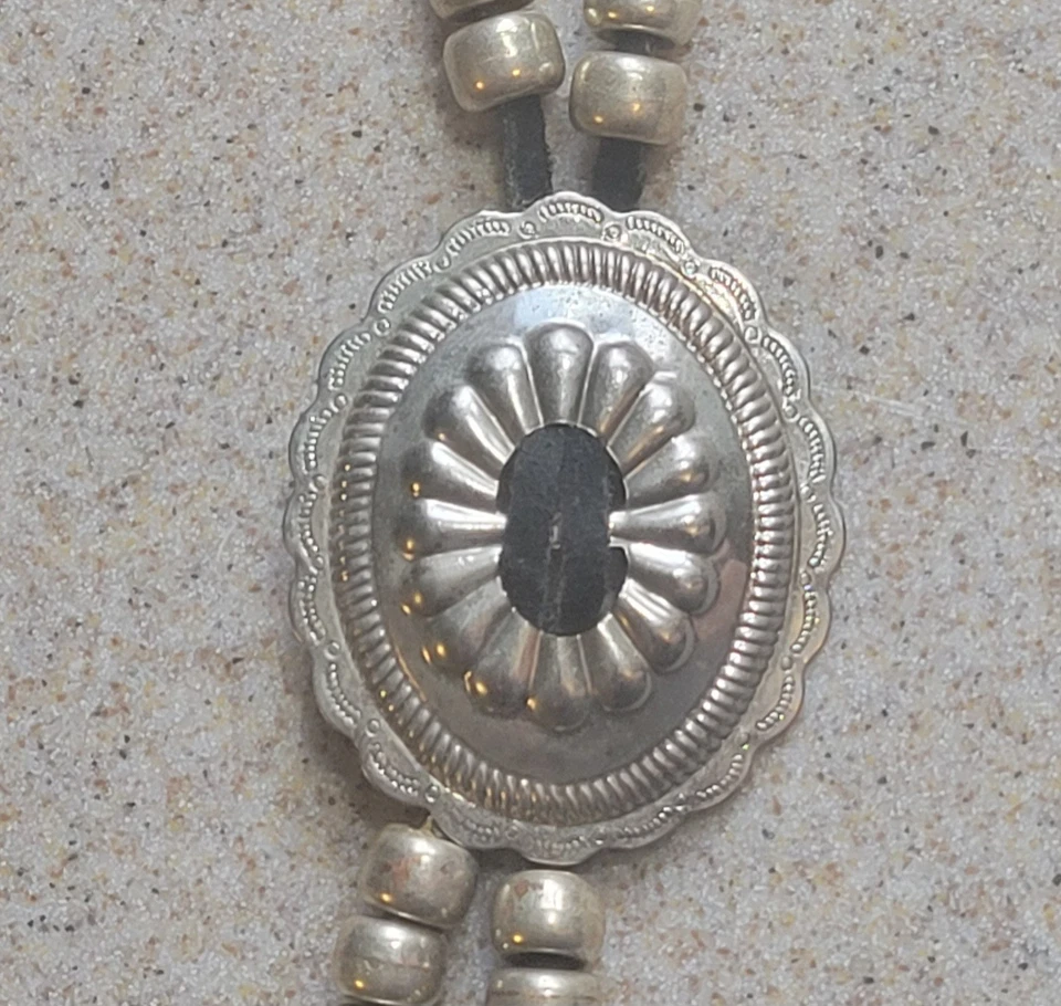 Cinturón envolvente de cuero de gamuza occidental con cordón delgado con 3 colgantes de conchos en tono plateado Foto 4 de 4