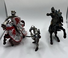 Medieval Knight Action Figure Set Lot of 4 w/ Horses  Swords Plastic