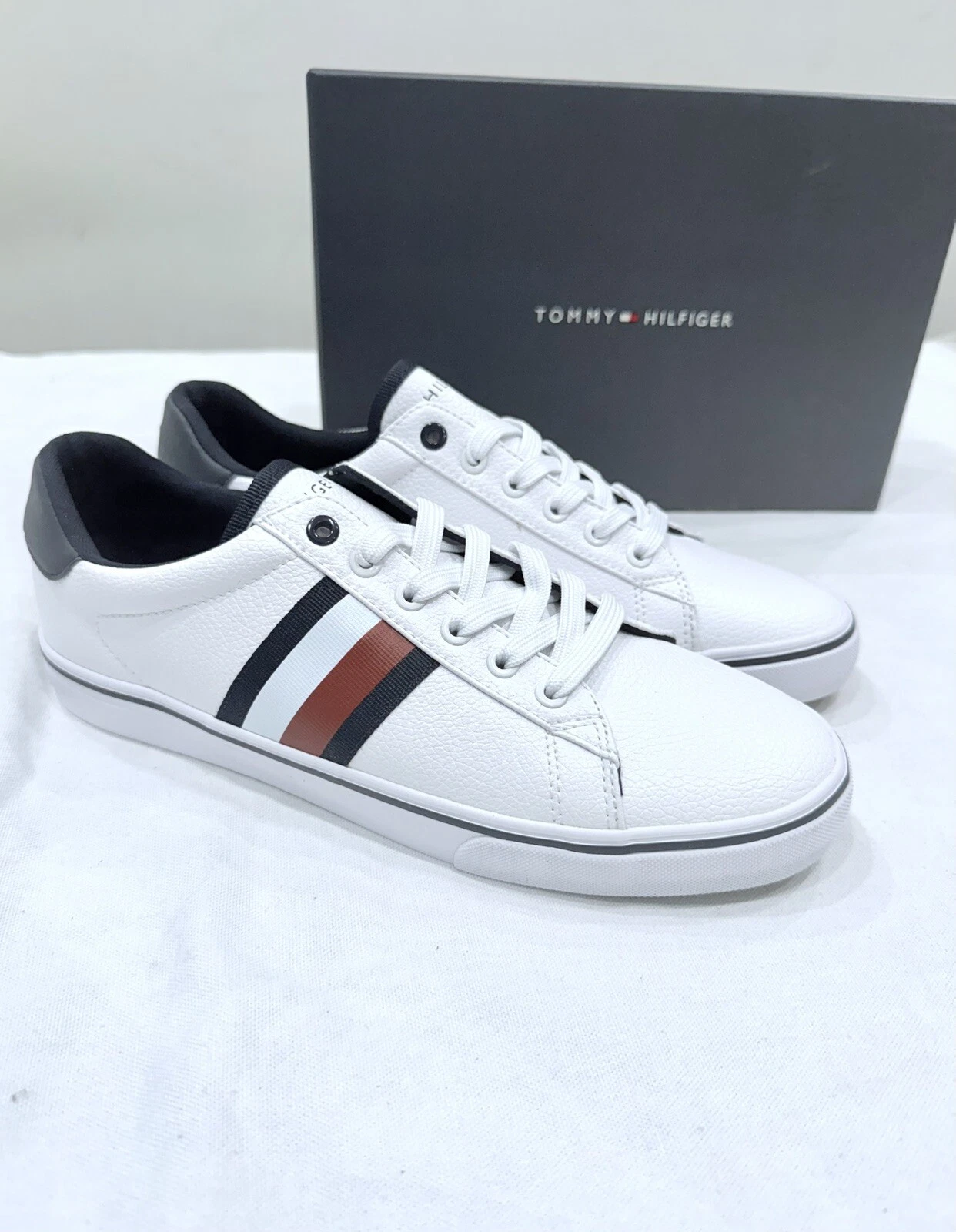 TOMMY HILFIGER, SNEAKERS MEN'S STYLE NAME PESTO-F, COLOR WHITE- MULTI, SIZE 9