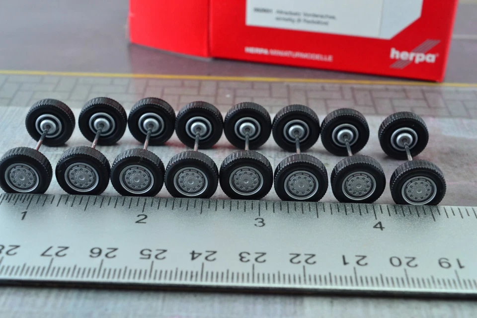 Herpa 052931 8X Juegos de ruedas individuales neumáticos + llantas + ejes para camiones 1:87 HO Foto 3 de 4