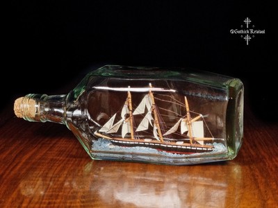 Vintage Schiff im Museumsstil in einer Flasche, Modell eines Bootes 