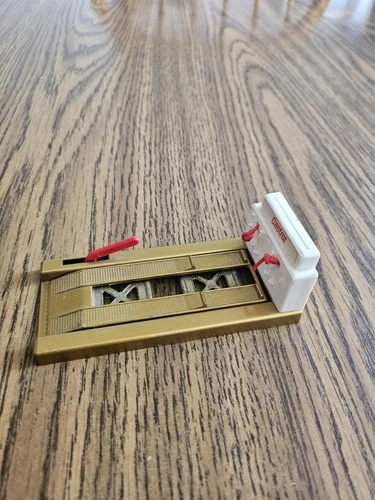 MATCHBOX ACCESSORY PACK #A-1c CASTROL  GARAGE CAR LIFT ,VINTAGE 1970'S