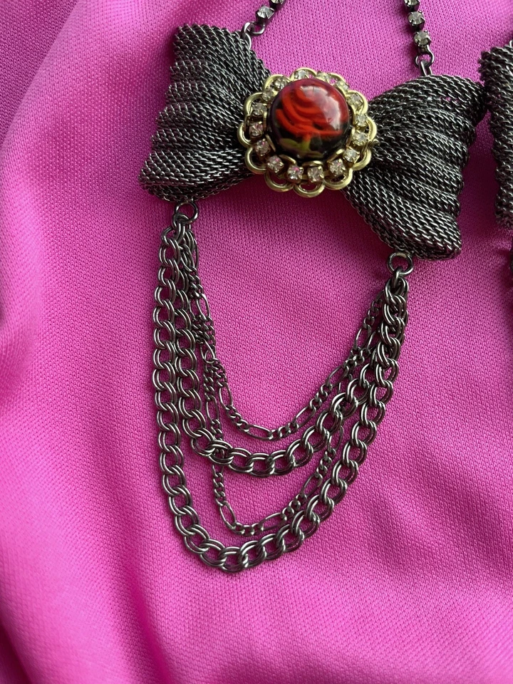 Pendientes Betsey Johnson Vintage Rosas Are Red Lucite Tallado Rosa GRANDE Lazo Peltre Foto 3 de 4