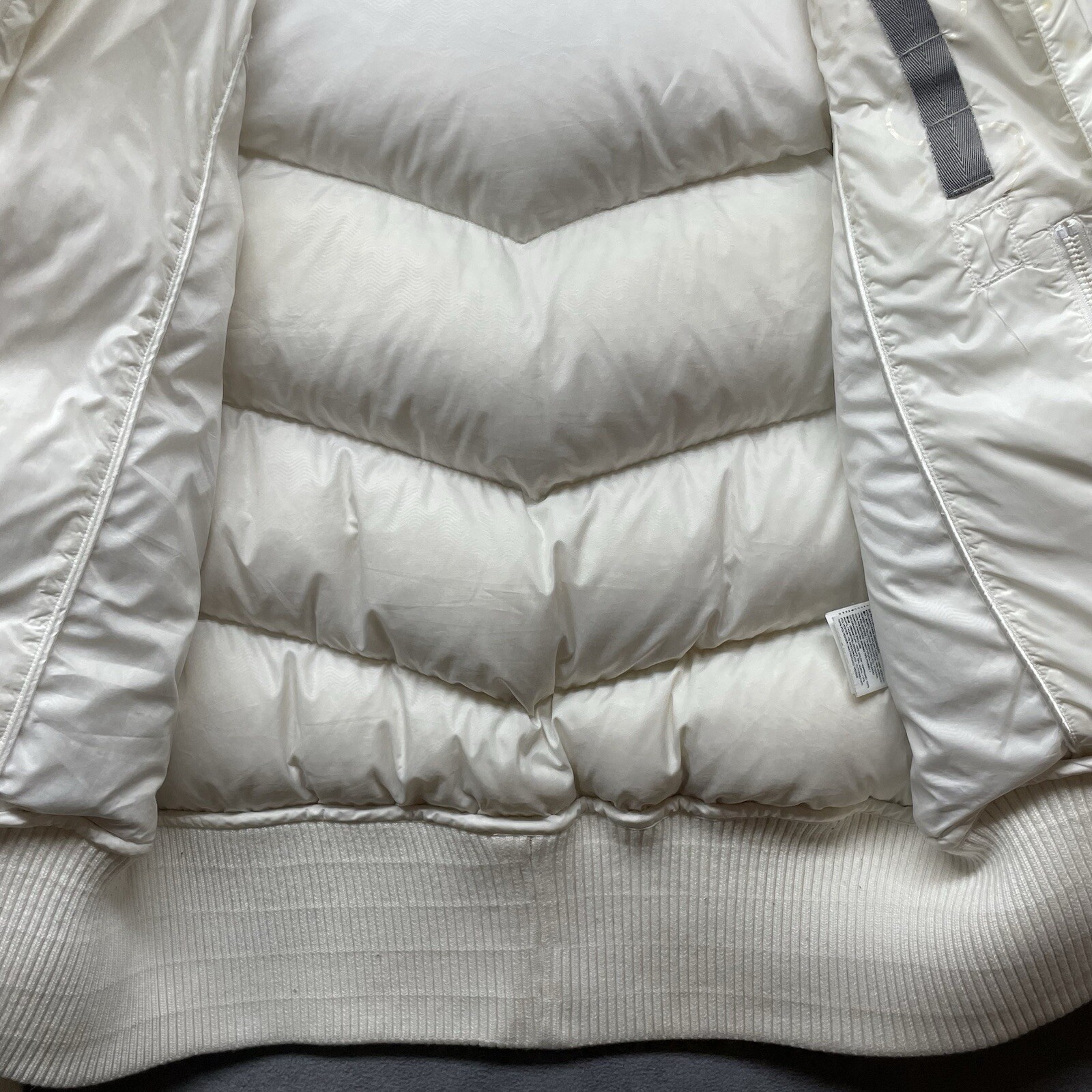 SACAI X NIKE Nike donna 550 piumino d'anatra puffer jacket con cappuccio bianco taglia media *macchie minori