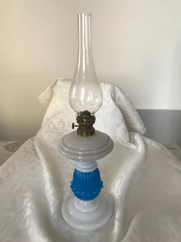 ANCIENNE LAMPE A PETROLE Opaline bleu - Photo 2/4