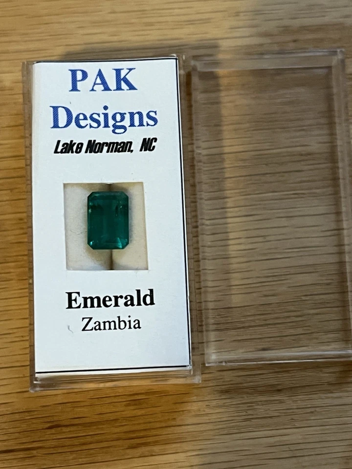 Esmeralda natural de Zambia: gema suelta corte esmeralda de 2,3 quilates Foto 2 de 4
