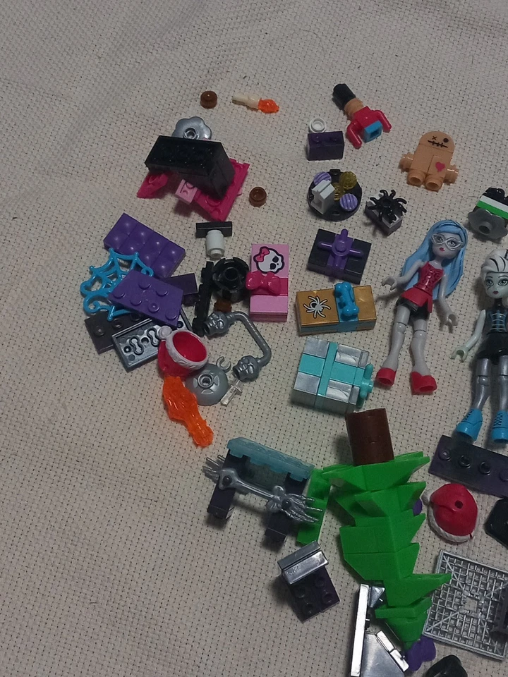 Mega Bloks Monster High Advent Calendar Figures - Image 2 of 4