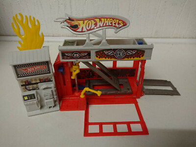 Hot Wheels Raceway Fire Station City Playset Race Garage N4733 2008