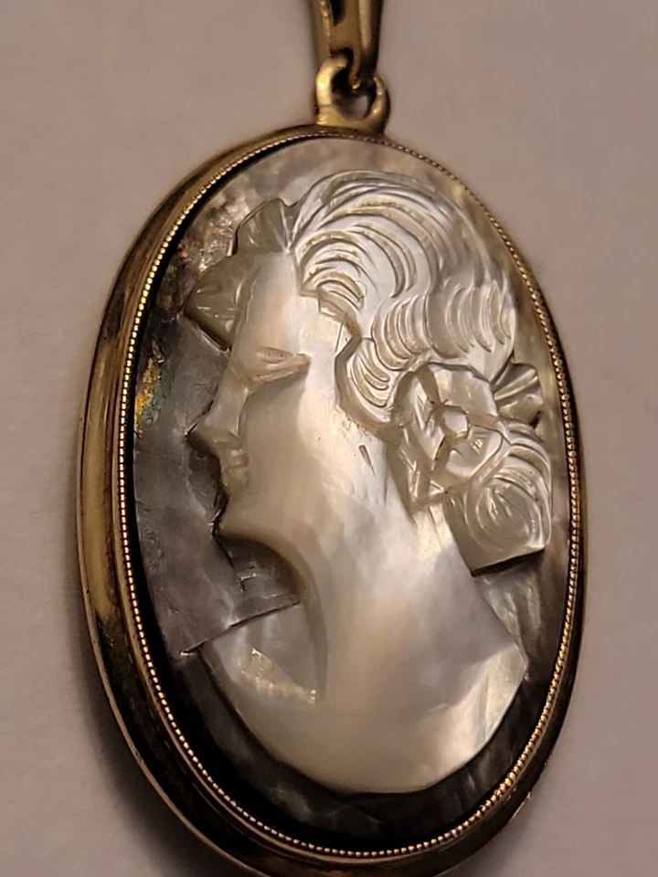 8k yellow Gold Carved Blacklip Mother of Pearl Shell Cameo pendant - Image 2 of 4