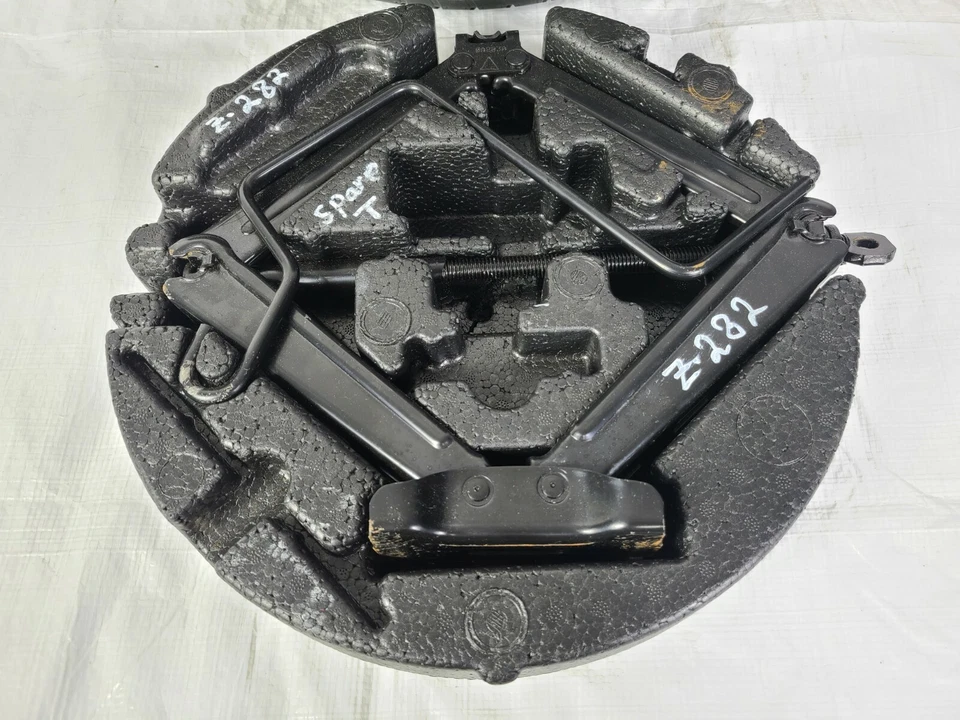 Kit de herramientas de gato de neumático de repuesto Chevrolet Cruze 2011-2012 OEM T115/70R16 Foto 3 de 4