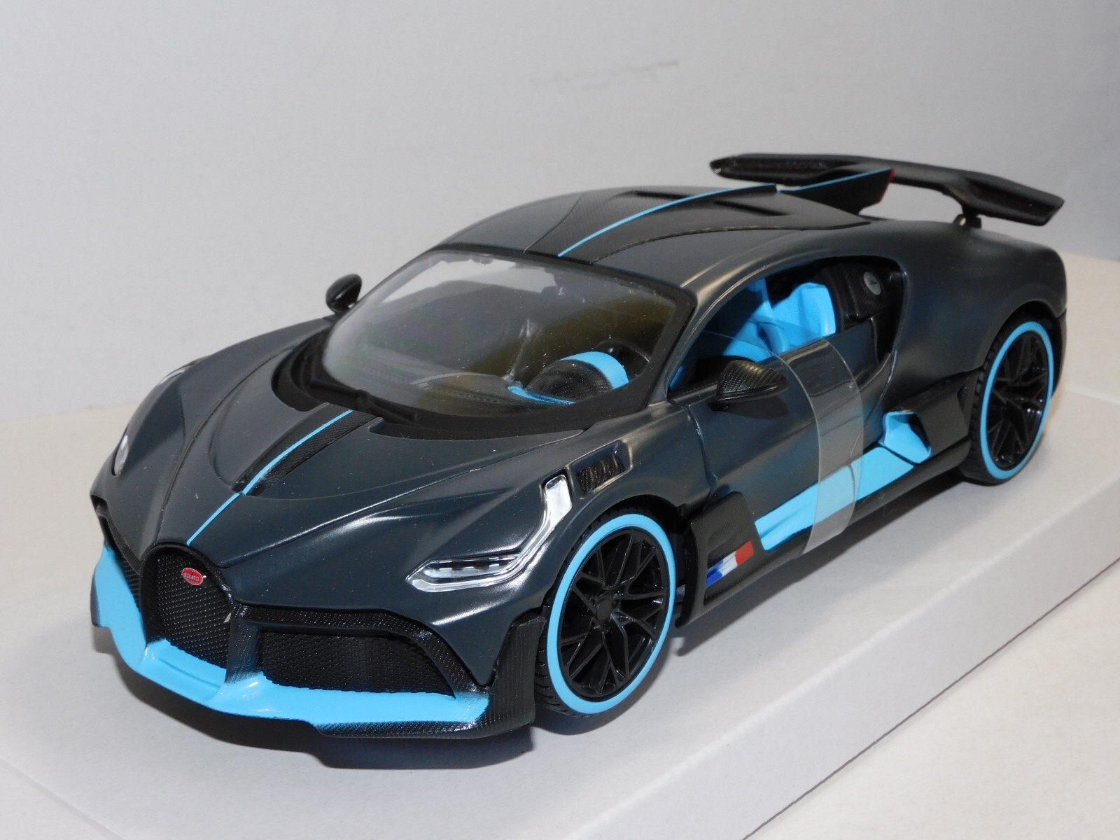 MAISTO BUGATTI DIVO MATT BLACK / BLUE 1/24 31526