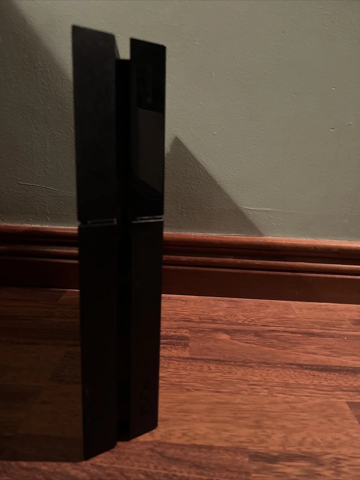 Sony PlayStation 4, photo 1 of 5
