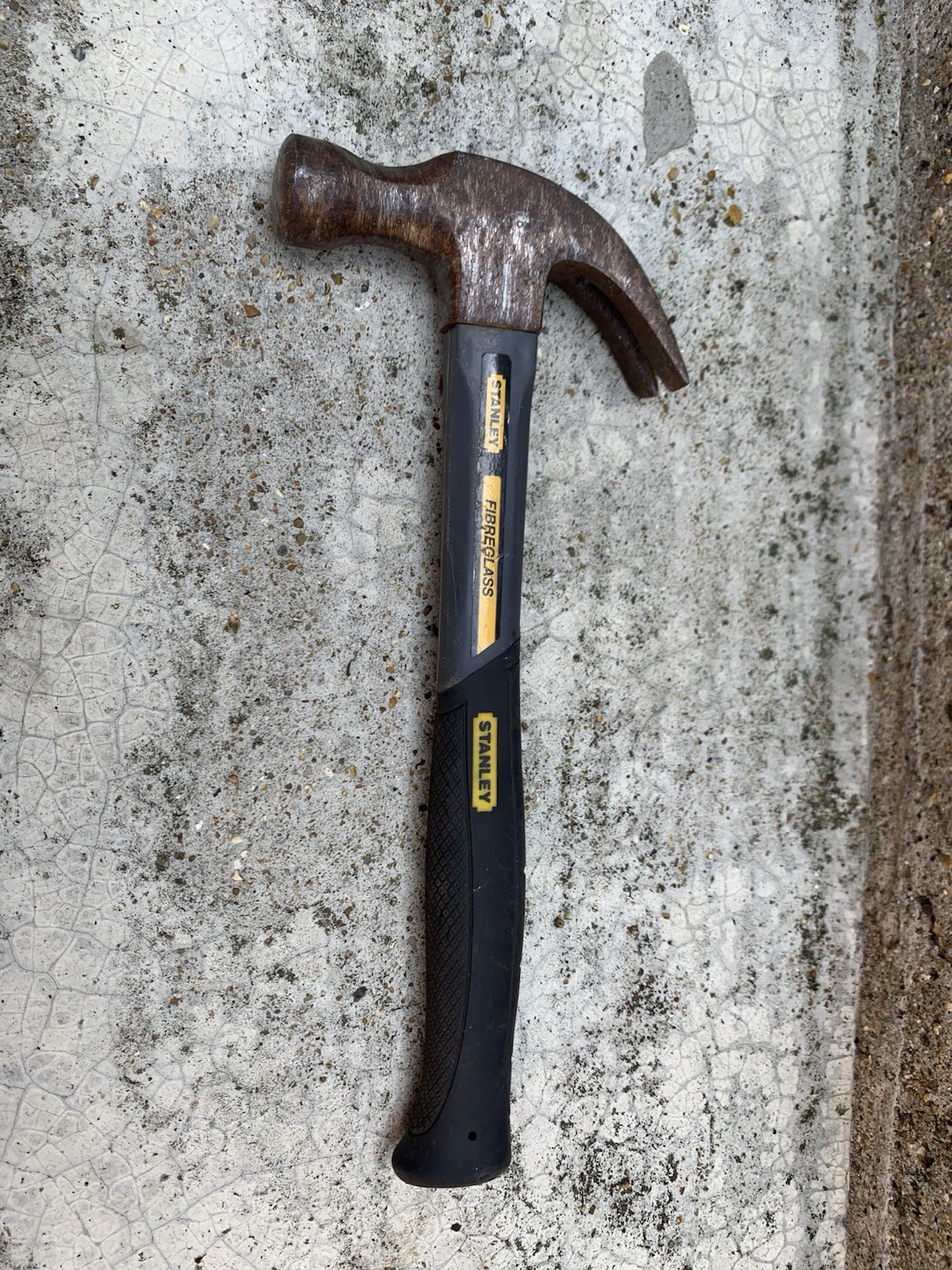 Stanley 20oz Fibreglass Claw Hammer Carpenters Tool 1-51-628