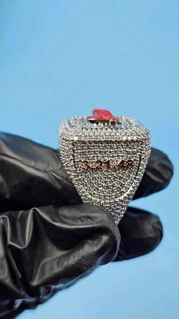 Anillo esmaltado con nombre de moissanita de corte redondo de 3,00 quilates chapado en oro blanco de 14 quilates plateado Foto 4 de 4