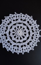 weisses Häkeldeckchen 20 cm rund