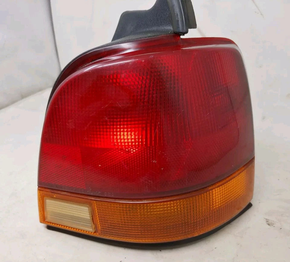 原始设备制造商 Saturn SW1 和 SW2 车厢尾灯 1993 - 95 右通行证侧 — 第 2/4 张图片