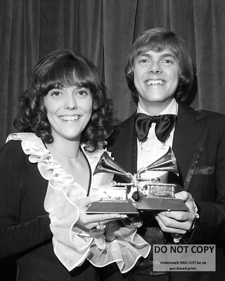 KAREN AND RICHARD CARPENTER ''THE CARPENTERS'' - 8X10 PUBLICITY PHOTO (ZY-407)