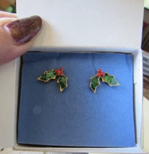 VINTAGE AVON HOLLY LEAF  FESTIVE HOLIDAY POST EARRINGS   ESTATE FIND