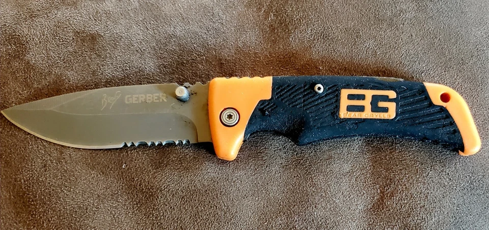 Faca dobrável Gerber Bear Grylls lâmina serrilhada bolso de sobrevivência laranja preta EDC - Imagem 2 de 3