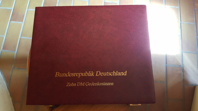 10 DM Silbergedenkmünzen der BRD Sammelkassette für 48 Münzen neuwertig rot
