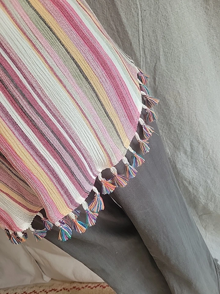 JOLI America Mujer S Borlas Cuello en V Top y Gris Usable Pantalones Cortos Acampanados Foto 2 de 4