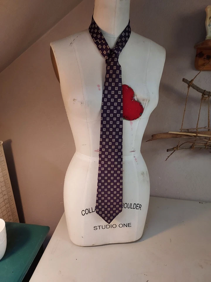 Corbata Chaps-Ralph Lauren 100% Seda Vintage berenjena, morada con diseño geométrico. Foto 4 de 4