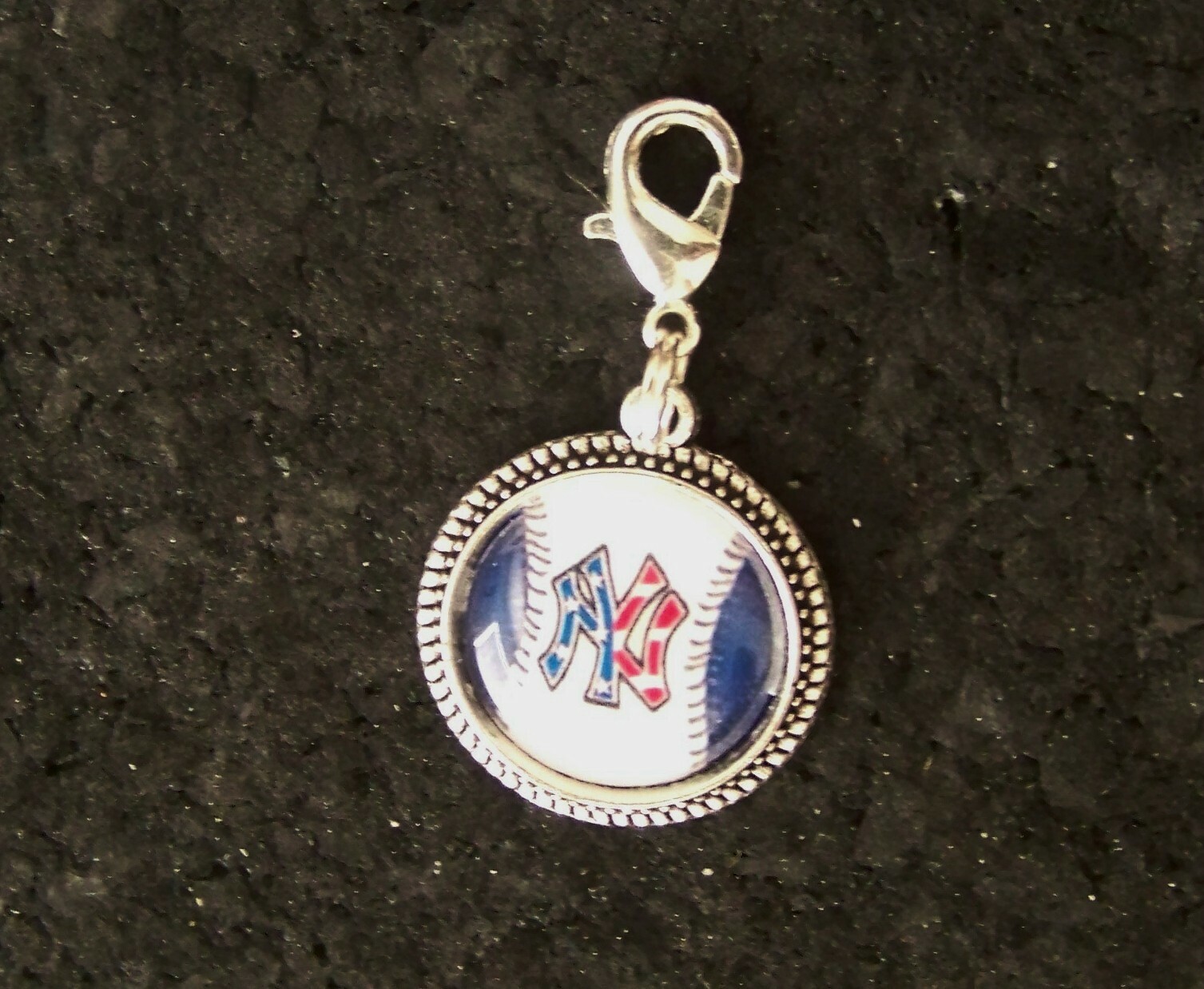 New York Yankees patriotic NY logo silver tone dangle charm for purse keyring...