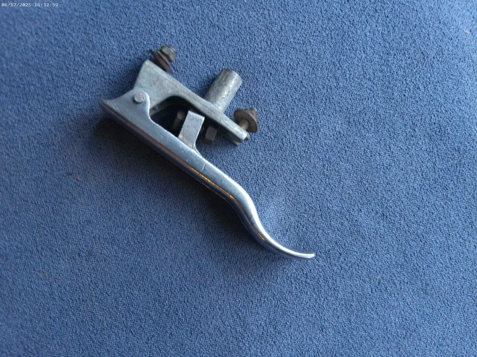 ALFA ROMEO Giulietta Giulia GTV Spider Usado S.A.F.E.  Marca PALANCA LIBERADORA CAPOTA Foto 3 de 4