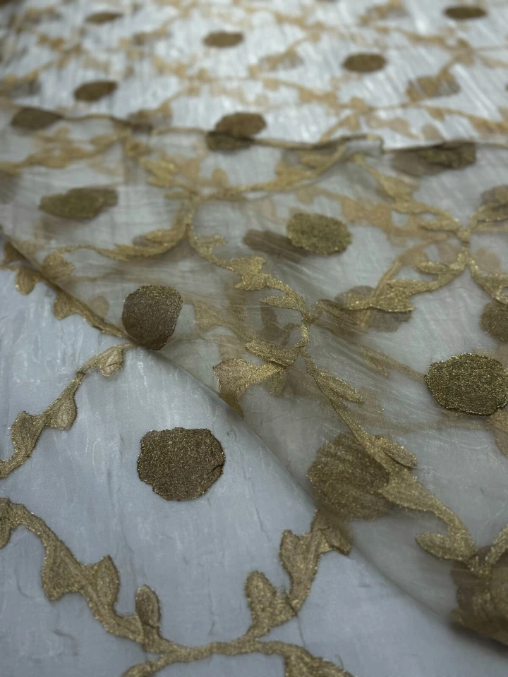 Tela bordada en relieve marrón transparente (por yarda) Foto 2 de 3