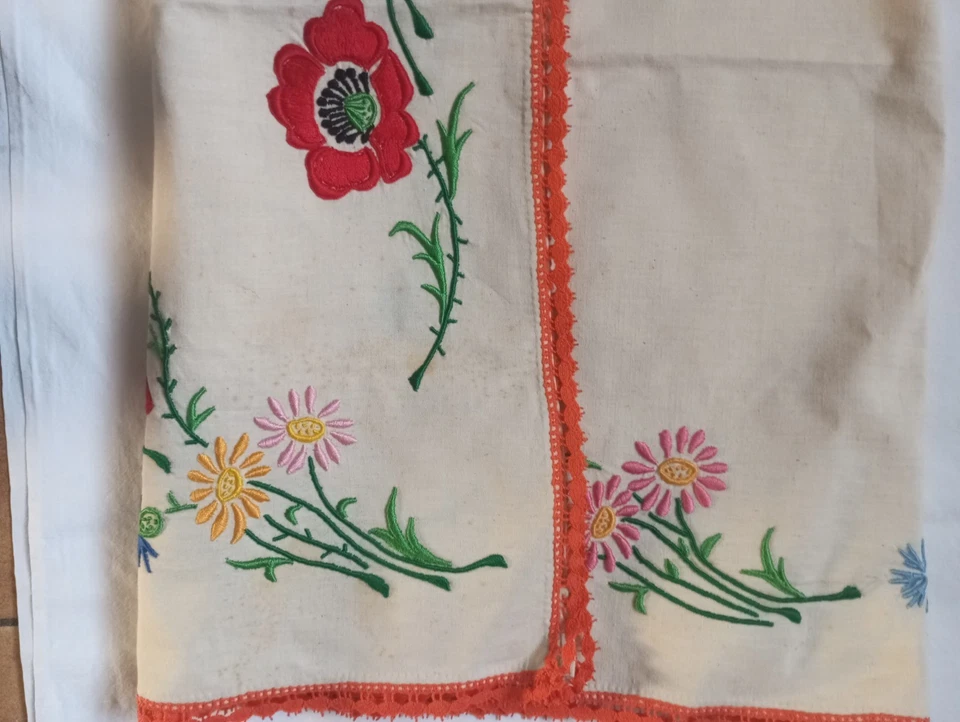 Linge ancien  Centre de table en lin  avec broderies fleurs et crochet  - Photo 4/4